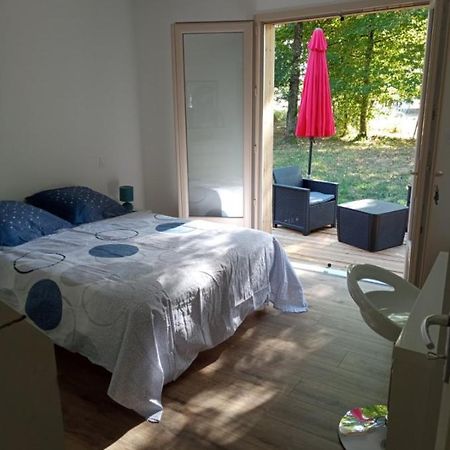 Chambre au calme entourée par la nature. Saint-Leon-sur-Vezere Extérieur photo